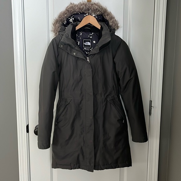 The North Face Women’s Artic Down Parka with hood and faux fur trim in CC13 Gray - Picture 1 of 7